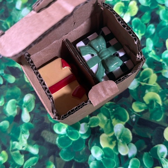 Hallmark Christmas Presents Salt & Pepper Shackers NEW - Picture 2 of 12